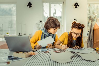 Laptop oturan ve skeçler çizim şirin şık gençler