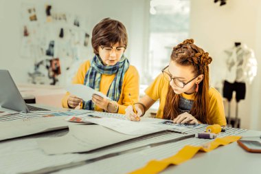 Çocuk Moda Tasarımcısı anneleri hafta sonu yardım