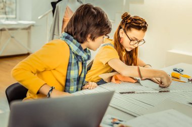 Meraklı esmer kardeş kardeşi desen çizim izlerken