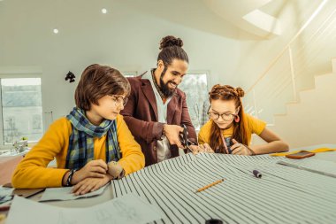 Baba ve çocuk hafta sonu birlikte atelier içinde harcama