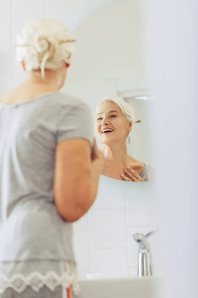 Счастливая позитивная женщина, стоящая в ванной — стоковое фото