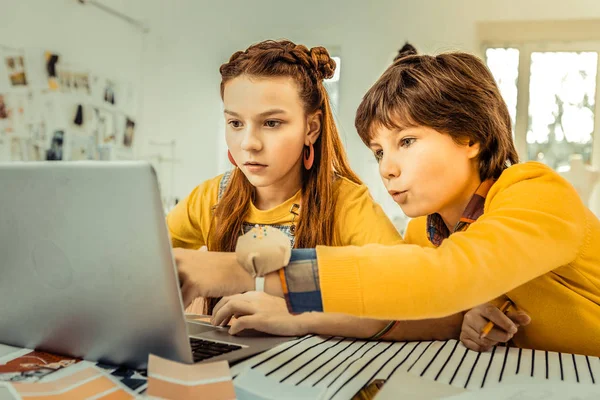 Zwei Schüler bereiten aufgeregt Schulpräsentation vor — Stockfoto