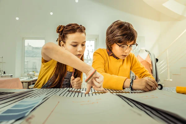 Hermano y hermana estudiando juntos en la escuela de diseño — Foto de Stock