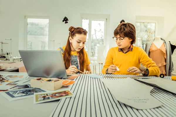 Los escolares que asisten a la escuela de diseño creativo después de clases —  Fotos de Stock