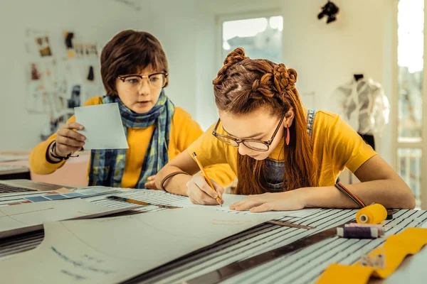 Menina talentosa criativa com desenhos de penteado agradável — Fotografia de Stock