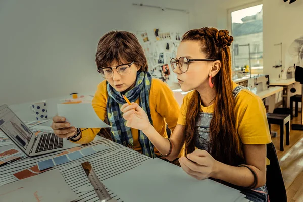 Дві школярі в окулярах відвідують школу дизайну — стокове фото
