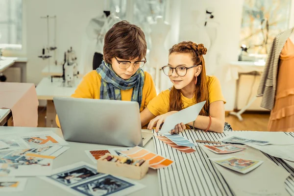 Gyermekek design iskola kereső fotók az interneten — Stock Fotó