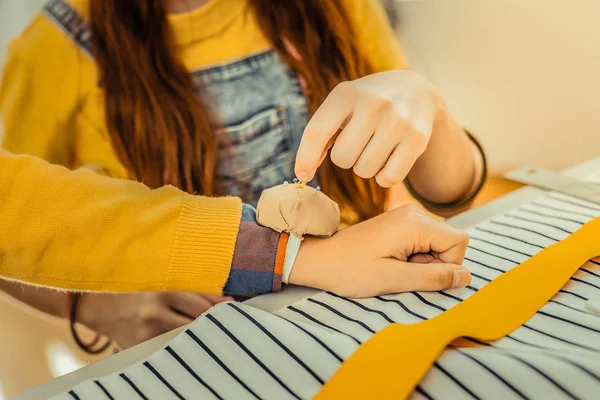 Fille aux cheveux roux fréquentant l'école de design prenant de petites aiguilles — Photo