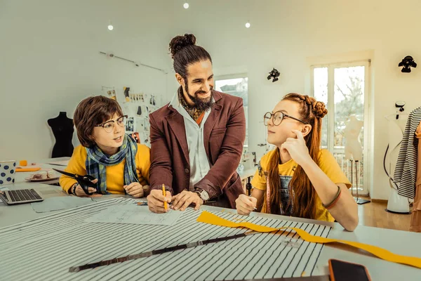 Padre trabajando como diseñador de moda enseñando a sus hijos —  Fotos de Stock