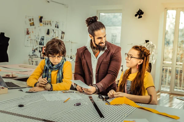 Chica pelirroja usando mierda amarilla haciendo algunas preguntas a la maestra —  Fotos de Stock