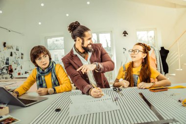 Çocuk yetenekli babaları skeçler çizim çevreleyen