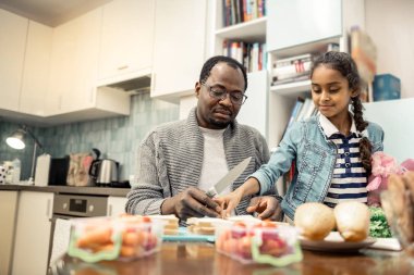 Baba ve kızı birlikte pişirme sırasında güzel duygu