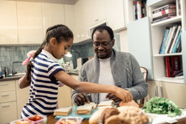 Babam mutfakta yardım güzel saç modeli ile yararlı kızı