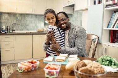 Sevimli küçük kızını sarılma sevgi dolu Peder ışınlama