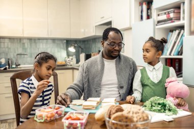 Sevgi dolu babası zevk onun kızı ile hafta sonu sabah