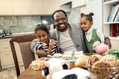 Onun güzel şirin kızı sarılma gülen mutlu baba