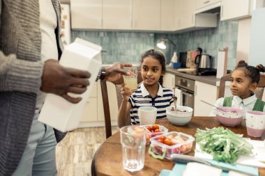 Sevecen babası kızına bardak ananas suyu veren