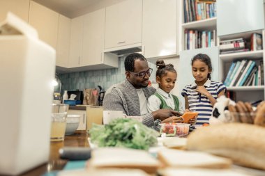 İki sevimli şık kızı sabah sevgi dolu babaları ile harcama