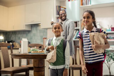 İki komik şık kızı okula bırakırken heyecanlı hissediyorum