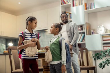 Sevimli küçük kızları anaokulu ve okul için evden başlığı