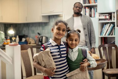 Onun sevimli küçük kardeş sarılma sevgi dolu ablası