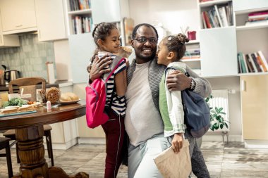 Işınlama neşeli baba kızını sarılma inanılmaz duygu