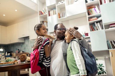Sarılma ve onun sevimli kızları öpmekten sevgi dolu Baba Destek