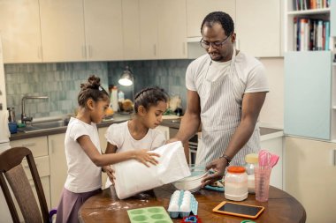 Baba ve kızı birlikte pasta pişirme dahil duygu