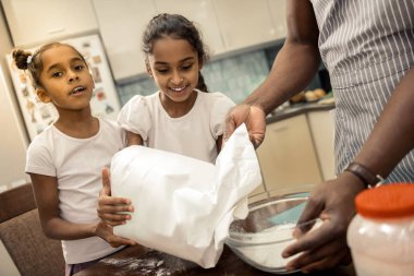 Babamla yemek yaparken duygu neşeli ve unutulmaz kızları