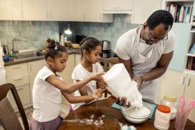 Hafta sonu babaları pasta yapma zevk iki sevimli kızı