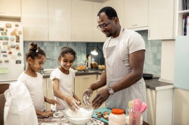 Un yüzlerinde pasta pişirme sırasında iki komik şirin kız orgazm