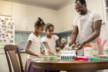 İki komik kız sevgi dolu yararlı babaları ile yemek pasta