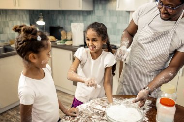 Sevimli kızı duygu şaşırtıcı ve fiş boşaltmaya karışan yemek pasta