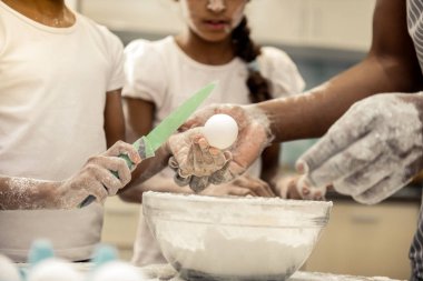 Kızları ve ellerini un içinde olan babası yakın çekim