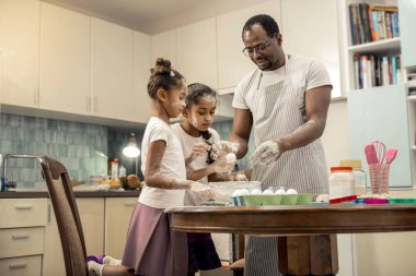 Baba ve kızı birlikte mutfak pişirme tablo yakın duran