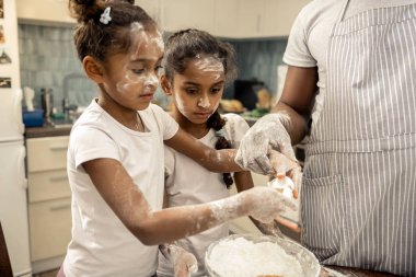 İki komik kız ile birlikte hafta sonu yemek güzel saç modelleri