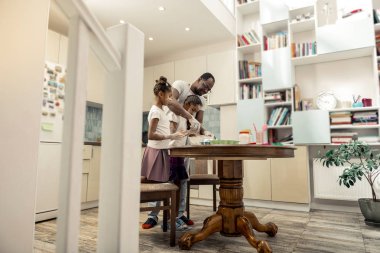 Babası kızı sabah top kek pişirme yardım