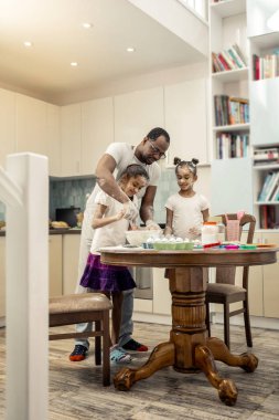 Baba ve kızı sabah geniş mutfak pişirme