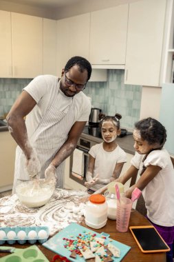 Beyazlar onun kızı ile pasta pişirme sırasında dayak baba