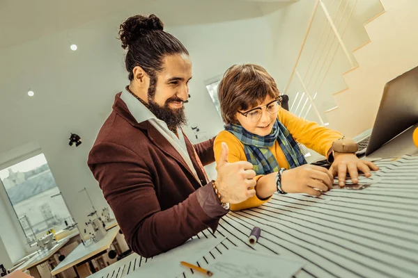 Niño usando gafas sintiéndose involucrado en el trabajo en el taller —  Fotos de Stock