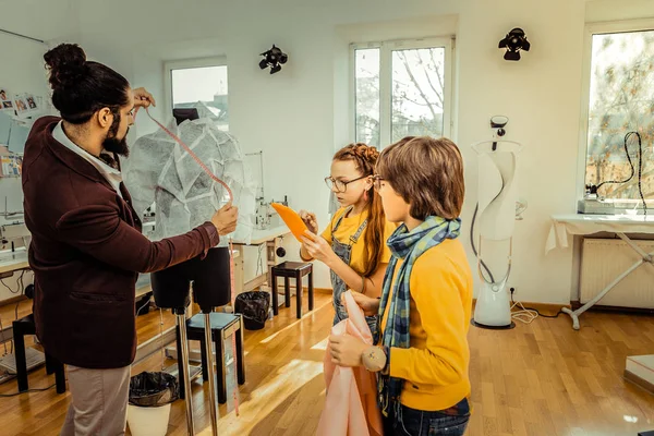 Niños escuchando a su tutor en el diseño atento — Foto de Stock