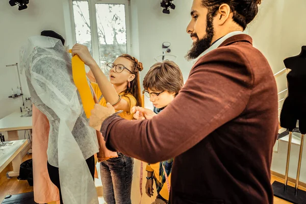 Creatief getalenteerde familie gevoel geweldige ontwerpen kleding samen — Stockfoto