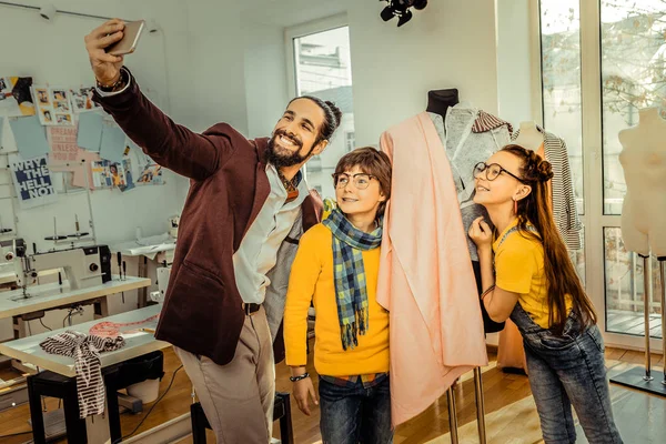 Kinderen poseren voor foto met hun liefhebbende vader van de moderne — Stockfoto