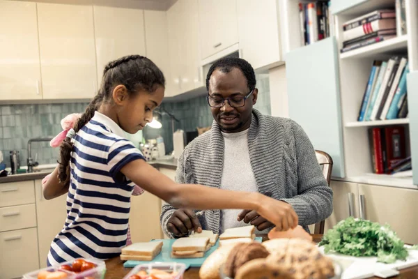 Babam mutfakta yardım güzel saç modeli ile yararlı kızı