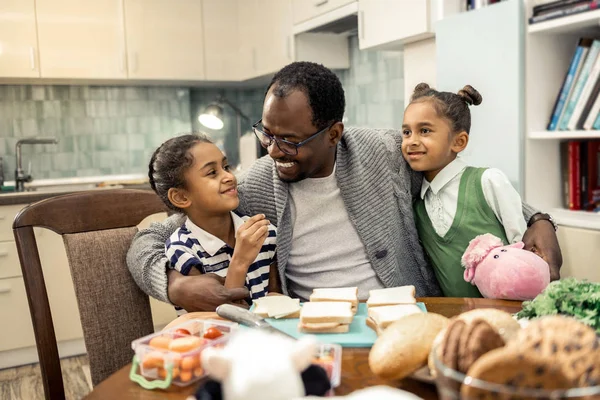 Şirin esmer İkizler için onların sevgi dolu Baba geliyor