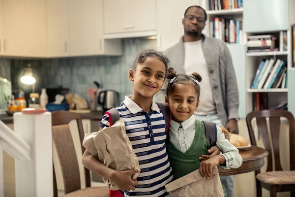 Onun sevimli küçük kardeş sarılma sevgi dolu ablası