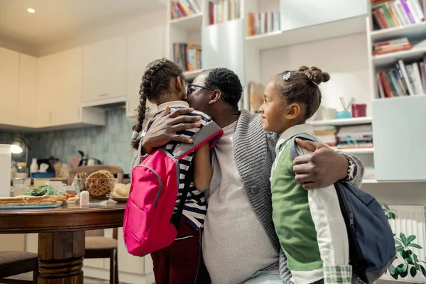 Onun kızı sevgi dolu gözlük takan Afrikalı-Amerikalı babası