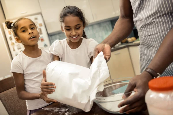 Babamla yemek yaparken duygu neşeli ve unutulmaz kızları