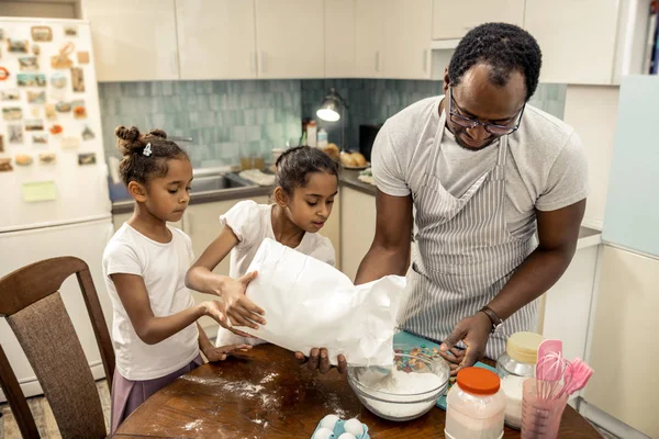 Gözlüklü kızı ile kase un koyarak baba