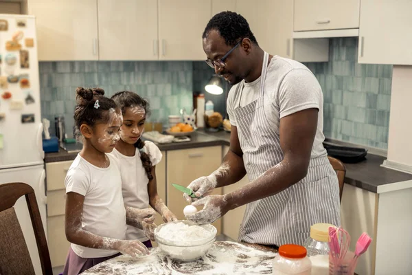 Yardımsever baba kızı dayak yumurta şekilde gösterilen